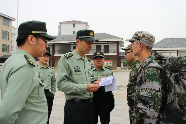 省军区副政委吴海涛少将来新区检查指导民兵整组工作